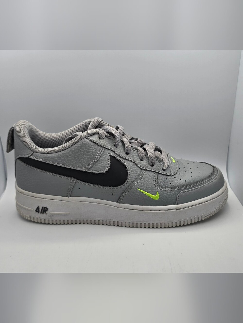 Nike Kids' Gray Low-Top Sneakers with Neon Accent
